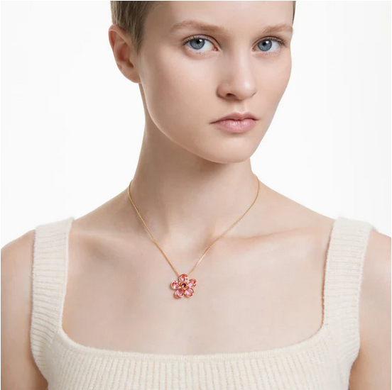 Colgante Idyllia Swa con flor rosa en tono dorado