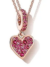Collar Pand Timeless con dije corazón rosa 	Plata 925 con Baño de oro