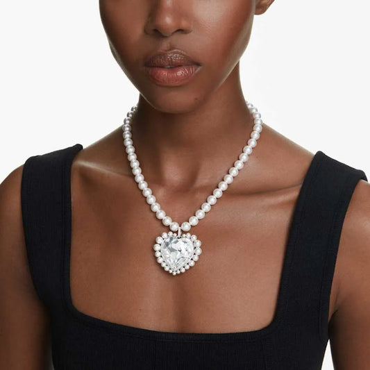 Collar Swa de perlas con dije corazón de cristal – Diseño elegante